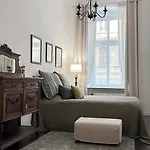 Emerald Art Maison - 94 M2, 2 Bedrooms, 2 Bathrooms, Riverside Old Town Apartment *