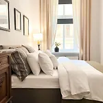 Emerald Art Maison - 94 M2, 2 Bedrooms, 2 Bathrooms, Riverside Old Town Apartment *