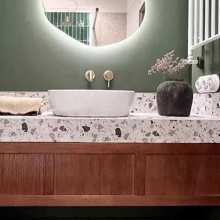 Emerald Art Maison In A Restored Historic Townhouse Riverside Old Town Apartamento