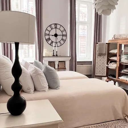 Emerald Art Maison In A Restored Historic Townhouse Riverside Old Town