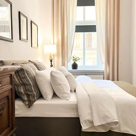 Emerald Art Maison In A Restored Historic Townhouse Riverside Old Town 公寓 *