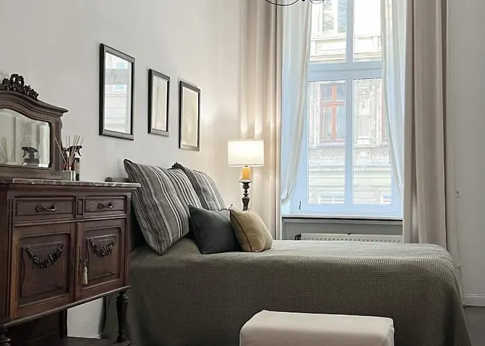 Emerald Art Maison - 94 M2, 2 Bedrooms, 2 Bathrooms, 700 M To Market Square Apartment *