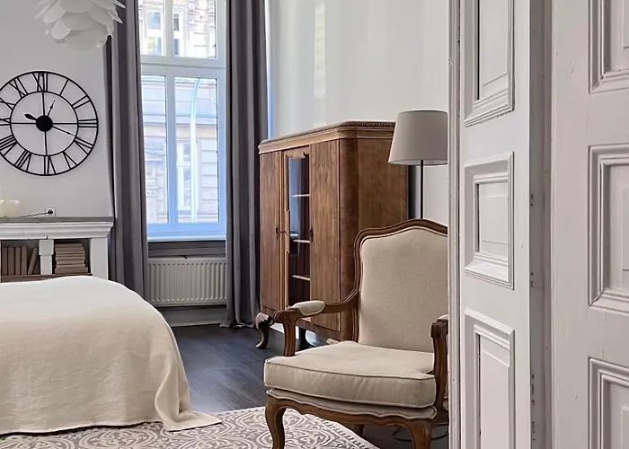 Emerald Art Maison - 94 M2, 2 Bedrooms, 2 Bathrooms, Riverside Old Town *