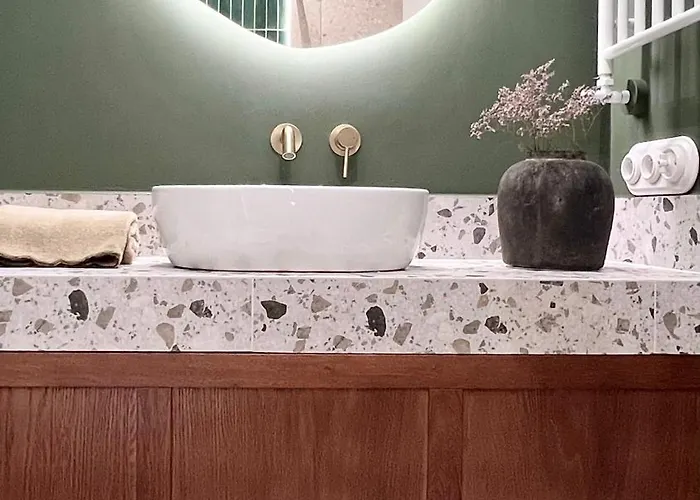 Emerald Art Maison - 94 M2, 2 Bedrooms, 2 Bathrooms, Riverside Old Town Apartman